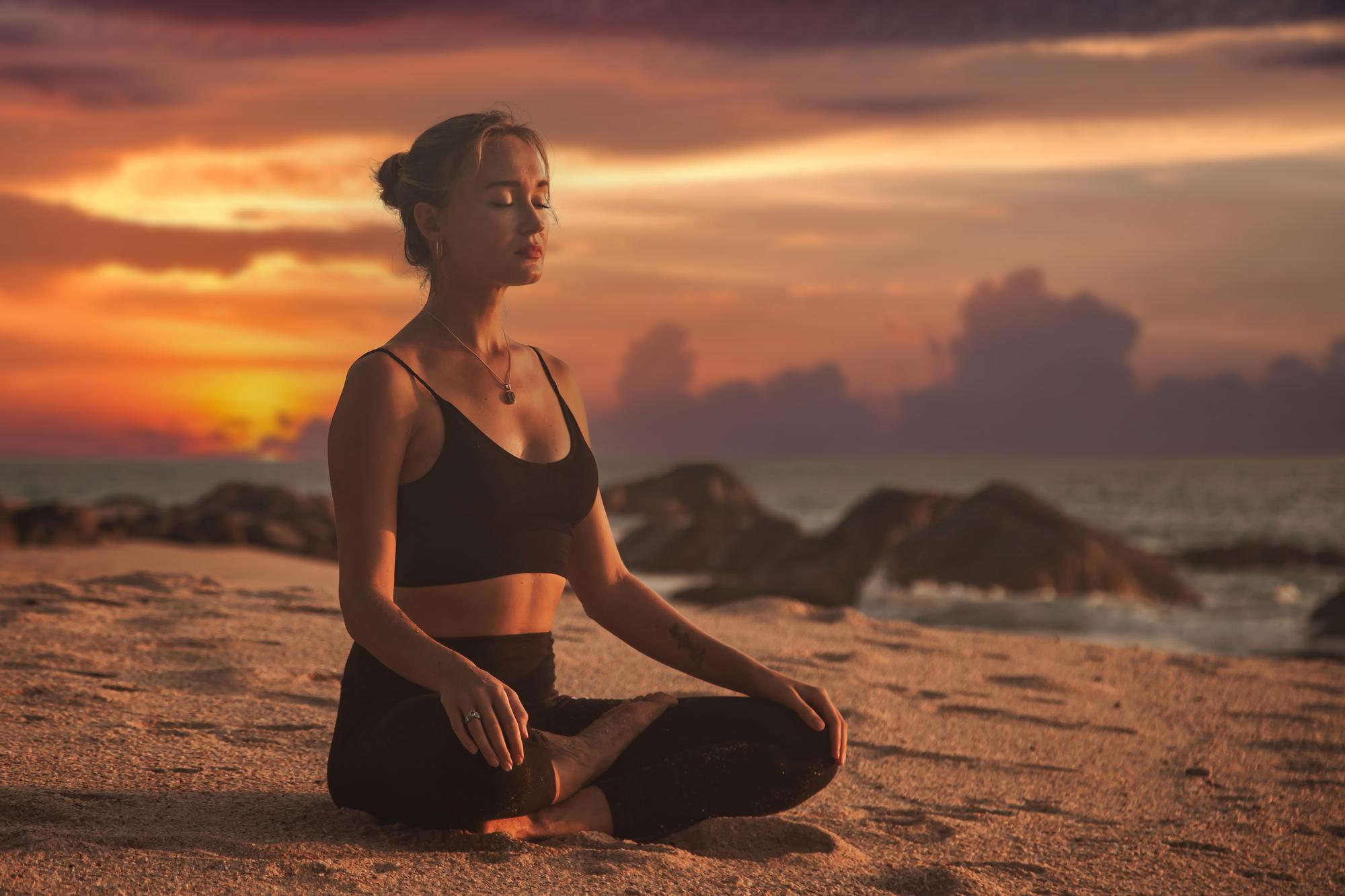 Kadın sabah yoga ve meditasyon