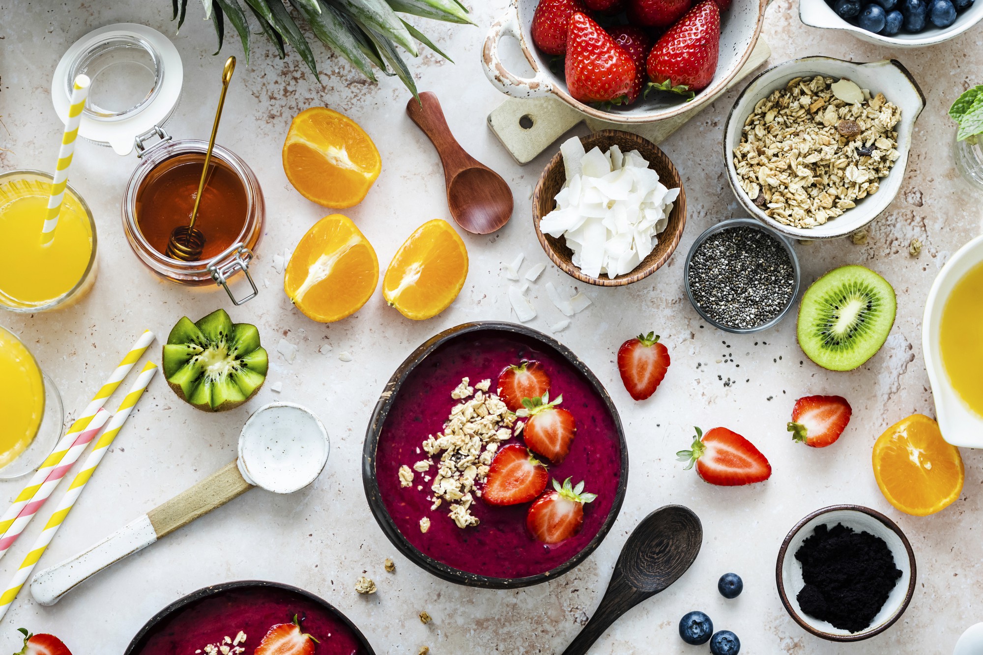 Sağlıklı öğün hazırlığı için smoothie bowl ve taze meyveler