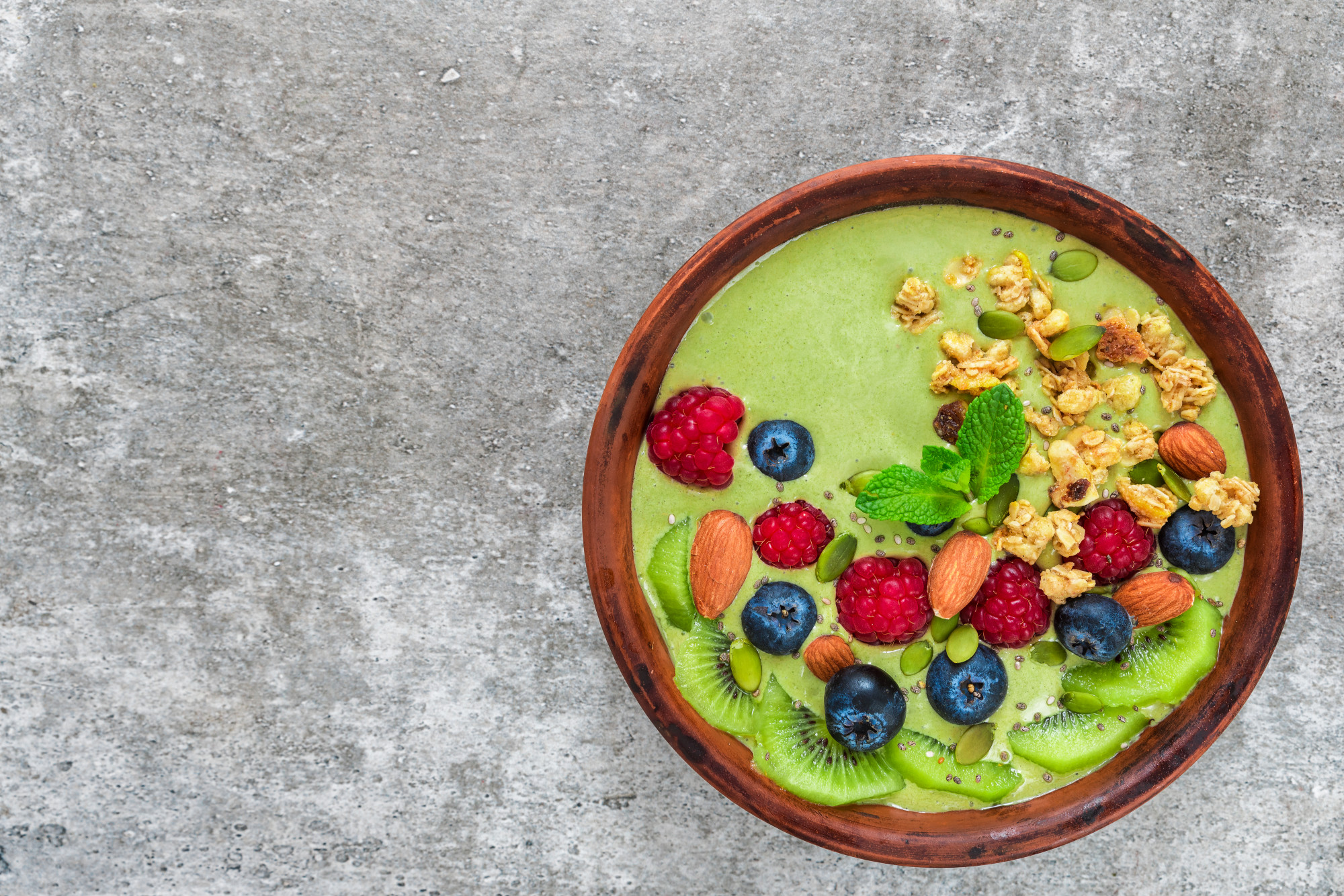 Bahar için hazırlanan yeşil smoothie bowl ve taze meyveler